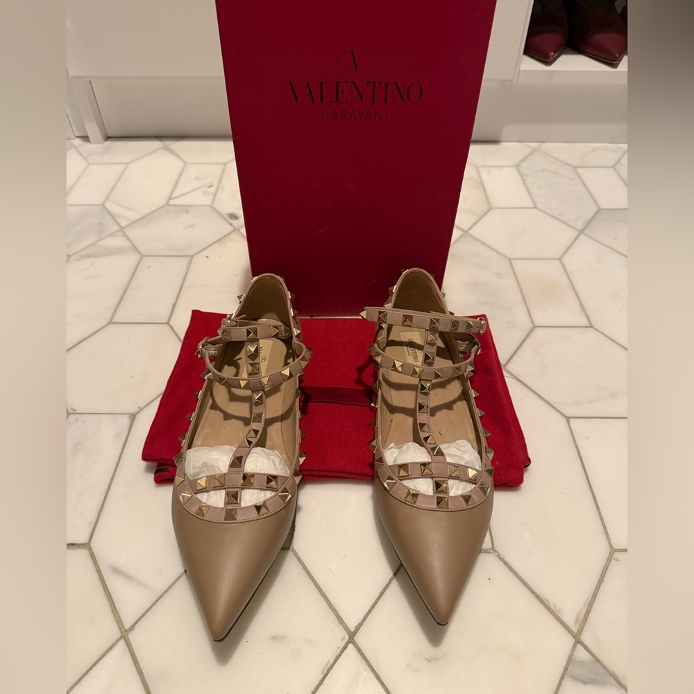 Valentino Garavani Beige “sand”Rockstud Flats